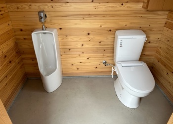 【トイレ内部】男性用・女性用別々の便器を設置致しました!