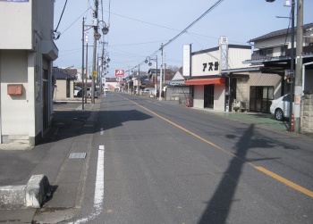 北東側、バスの路線でもあるメイン道路になります!