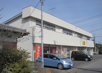 4件のうち漢方屋さん・居酒屋さん・ワークスペースと3件のお店が営業しています。 写真の通り、2階の居住スペースも南東向きで日当たり良!