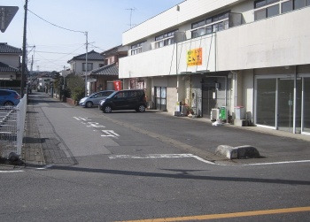 お店の目の前に駐車スペース2台分を備えています!
