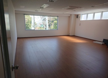 【事務室】 床下地調整後のフローリング貼り・壁、天井クロス貼り・照明移設・天井埋込エアコン設置・ブラインド補修