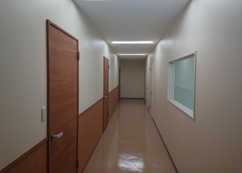 【廊下】 壁新設・扉・埋込ガラス設置・床下地調整後の耐電防止塗料塗布・壁、天井クロス貼り・照明移設
