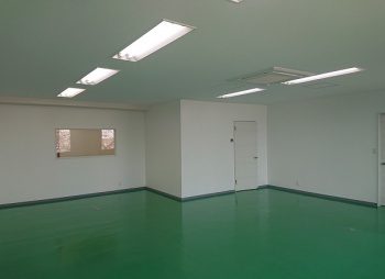 【検査室】 壁新設・扉・埋込ガラス設置・床下地調整後の耐電防止塗料塗布・壁、天井防塵クロス貼り・照明移設・ホワイトボードクロス・天井埋込エアコン設置・ブラインド補修