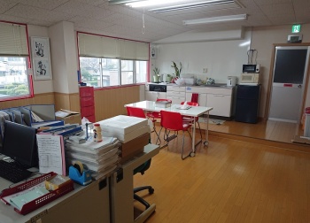 【2階会議室】 壁腰板・クロス張替・フローリング上貼り・空調新設・流し台新規交換・細部塗装