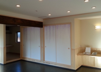床材は強度に強い店舗用フロアタイルを仕様。濃い色わ使ったことにより、引き締まったイメージに!