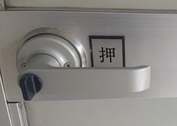 扉の取っ手は全てレバータイプに。引き違い戸はウォールナットカラーのダイノックシートで今風に仕上げてみました♪