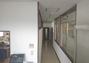 本社建屋内もベニアで下地処理を施しクロス仕上げに! 以前の化粧ベニアからのイメージチェンジを♪
